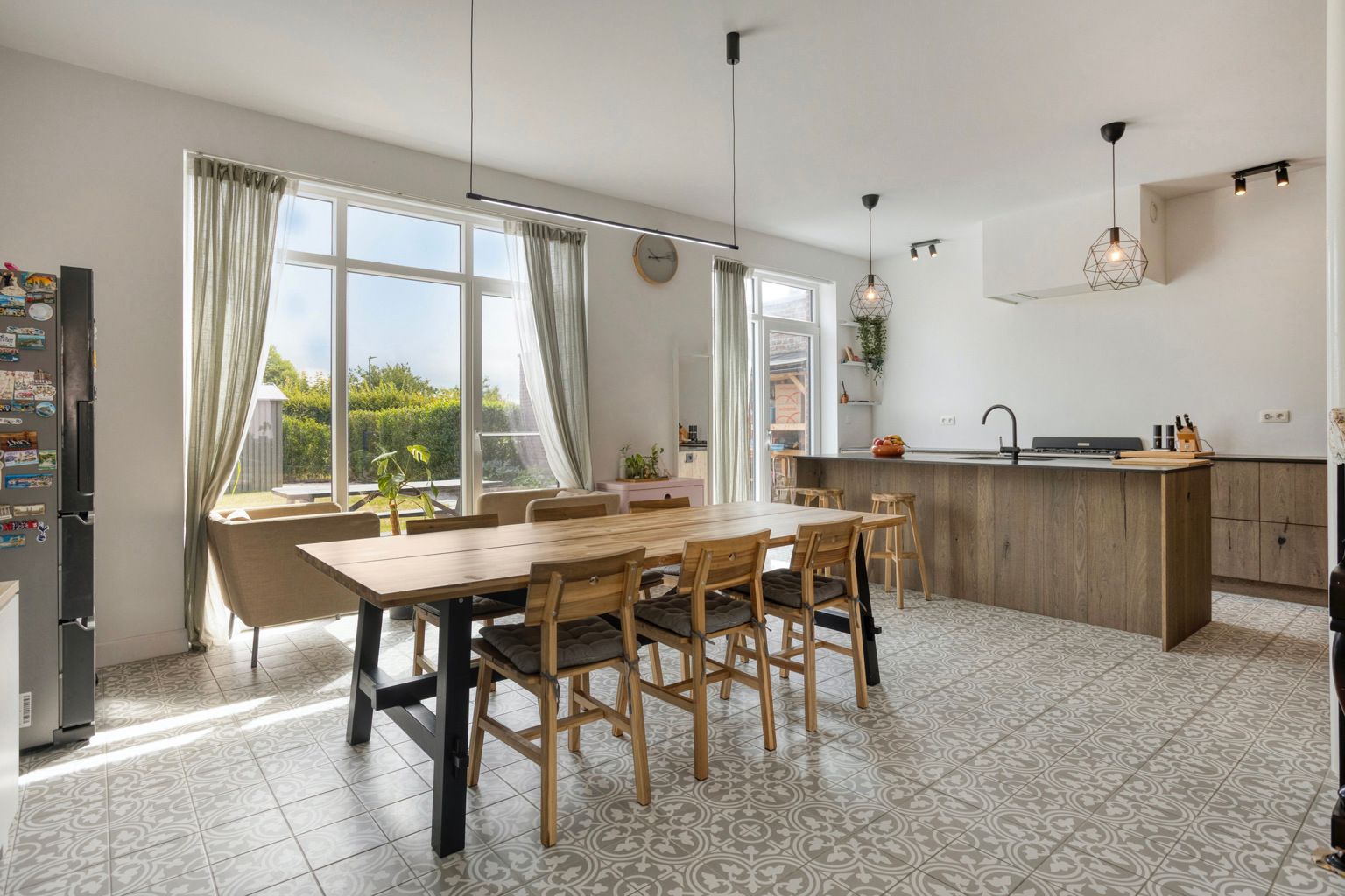 Totaal gerenoveerde woonst met tuin en staanplaats foto {{pictureIndex}}