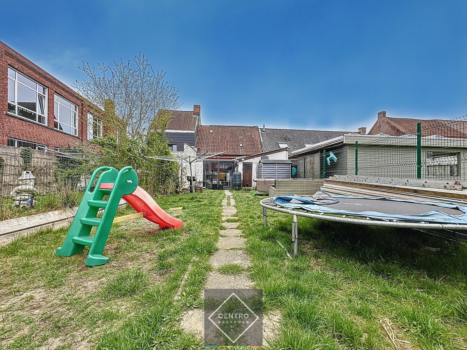 Voor de snelle beslisser! Leuke, BETAALBARE,  verder af te werken STARTERS-woning in het centrum van HEULE. foto 25