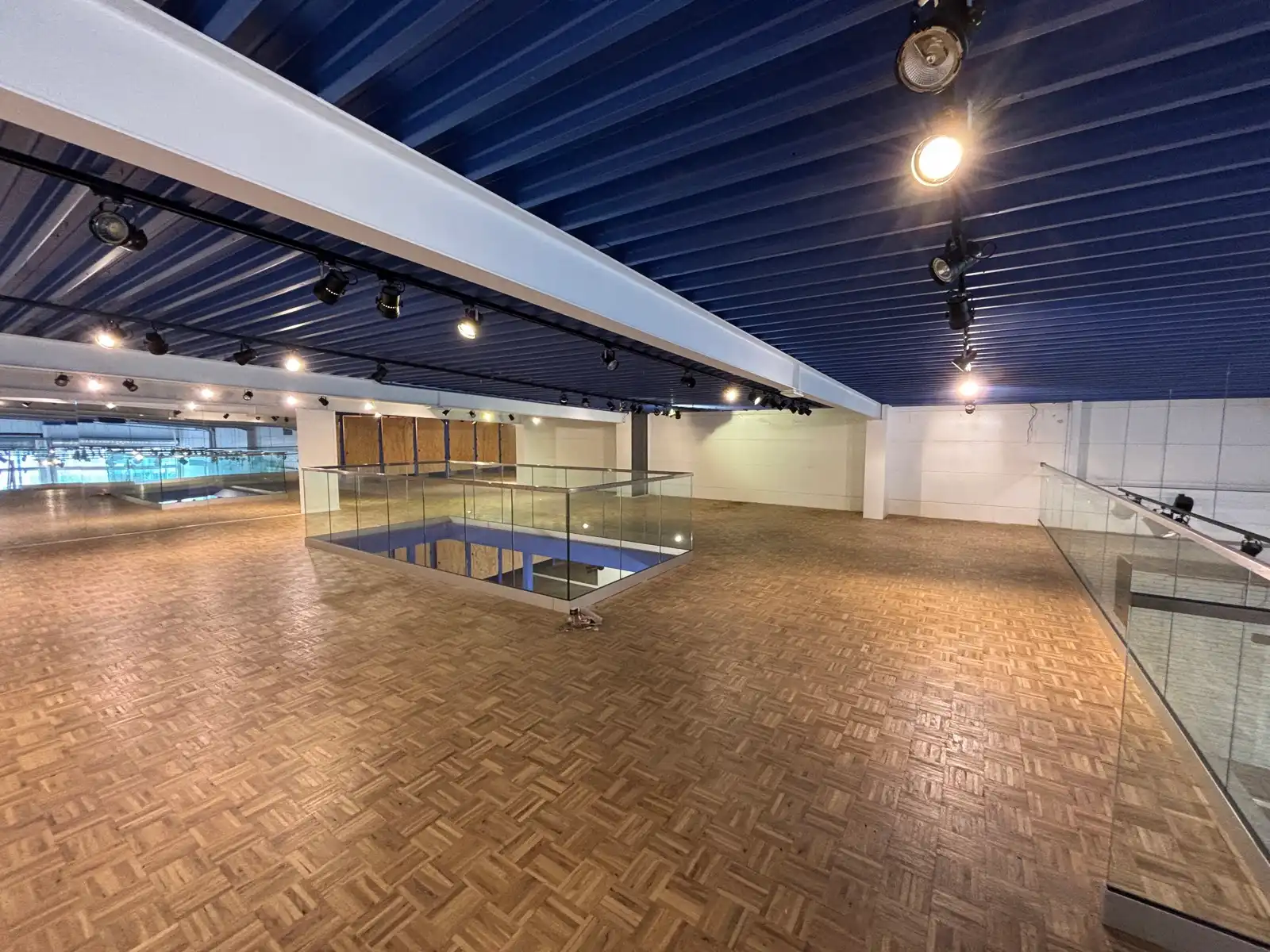Commerciële ruimte van +- 700 m² te huur in Kuurne foto 8