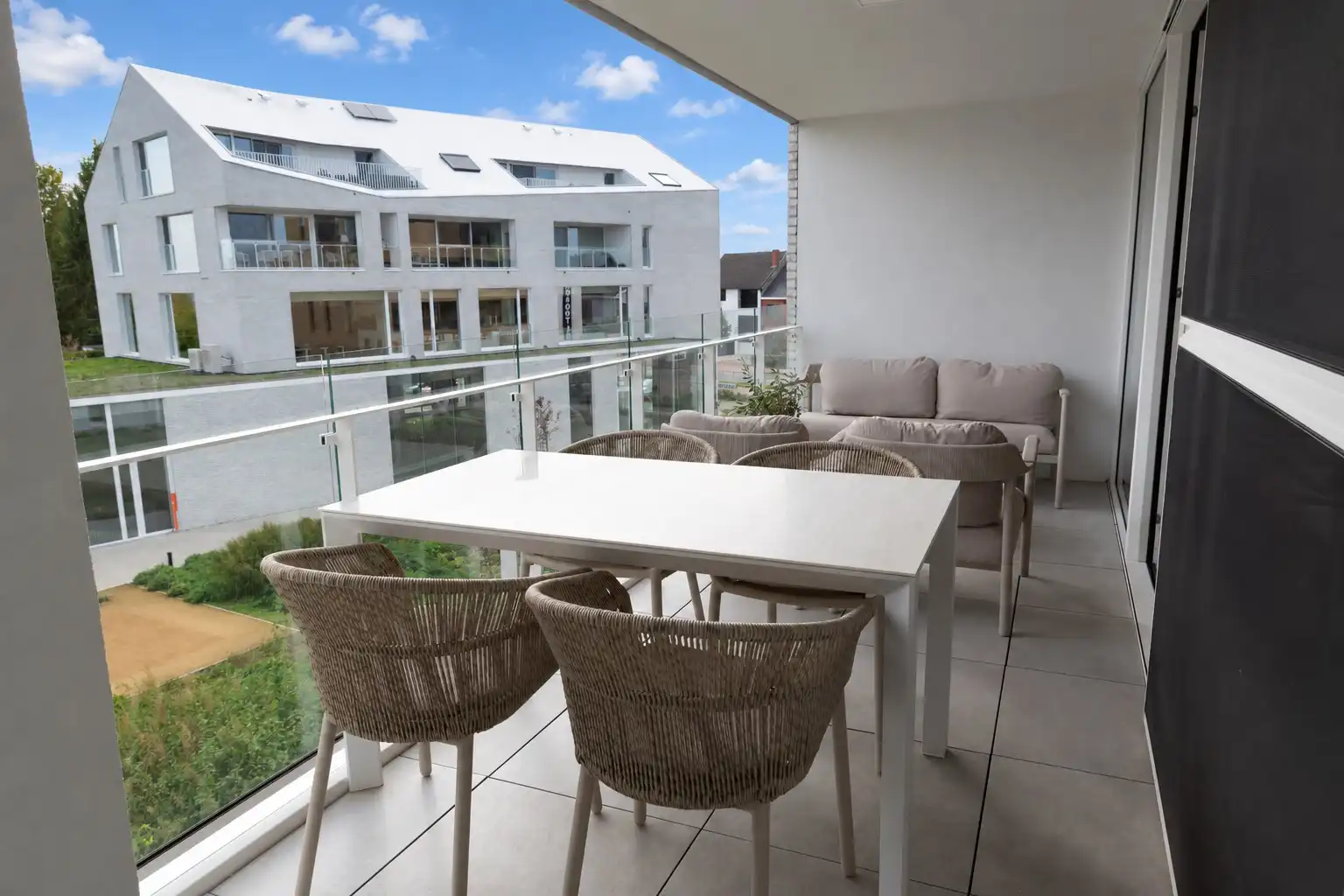 Stijlvol en energiezuinig nieuwbouwappartement met 2 slaapkamers en ruim overdekt terras, op wandelafstand van het centrum van Sint-Truiden. foto 9