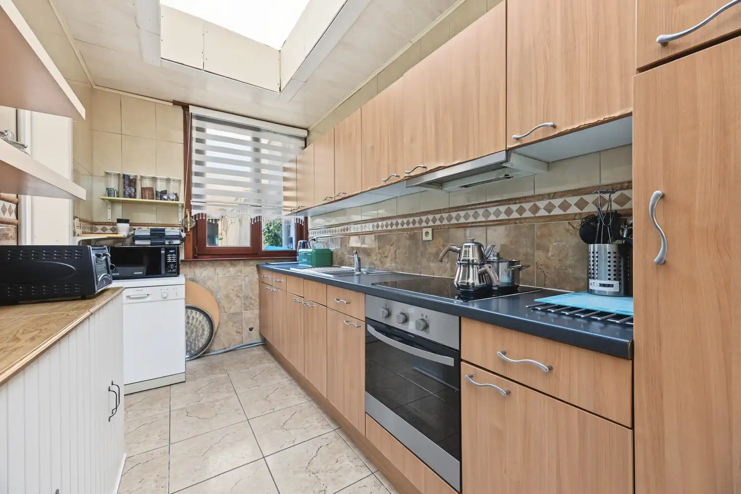 Te renoveren woning met 5 slaapkamers, 2 badkamers en ruime tuin! foto 12