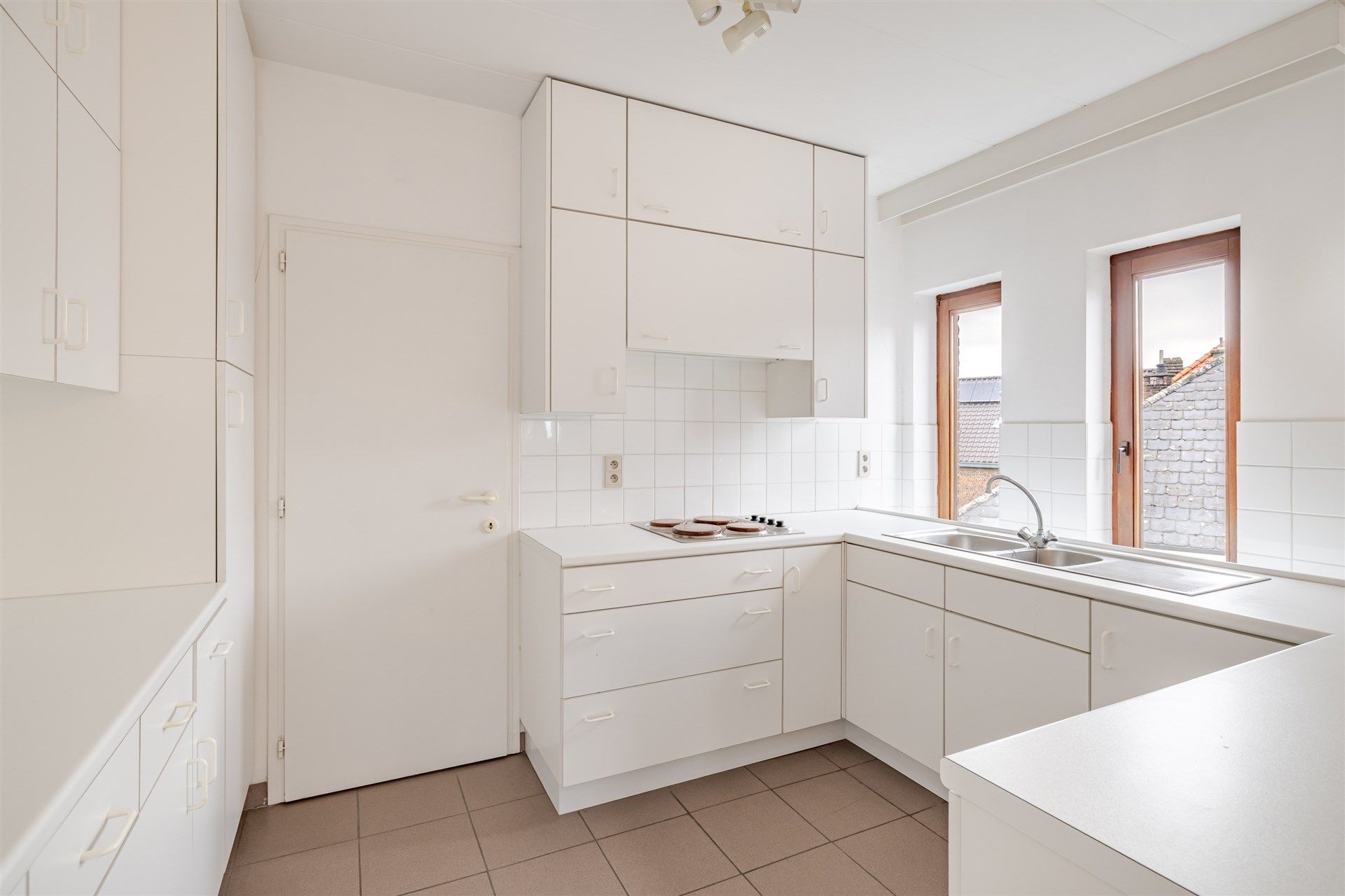 Opbrengsteigendom bestaande uit 6 ruime appartementen + 32 garageboxen foto 4