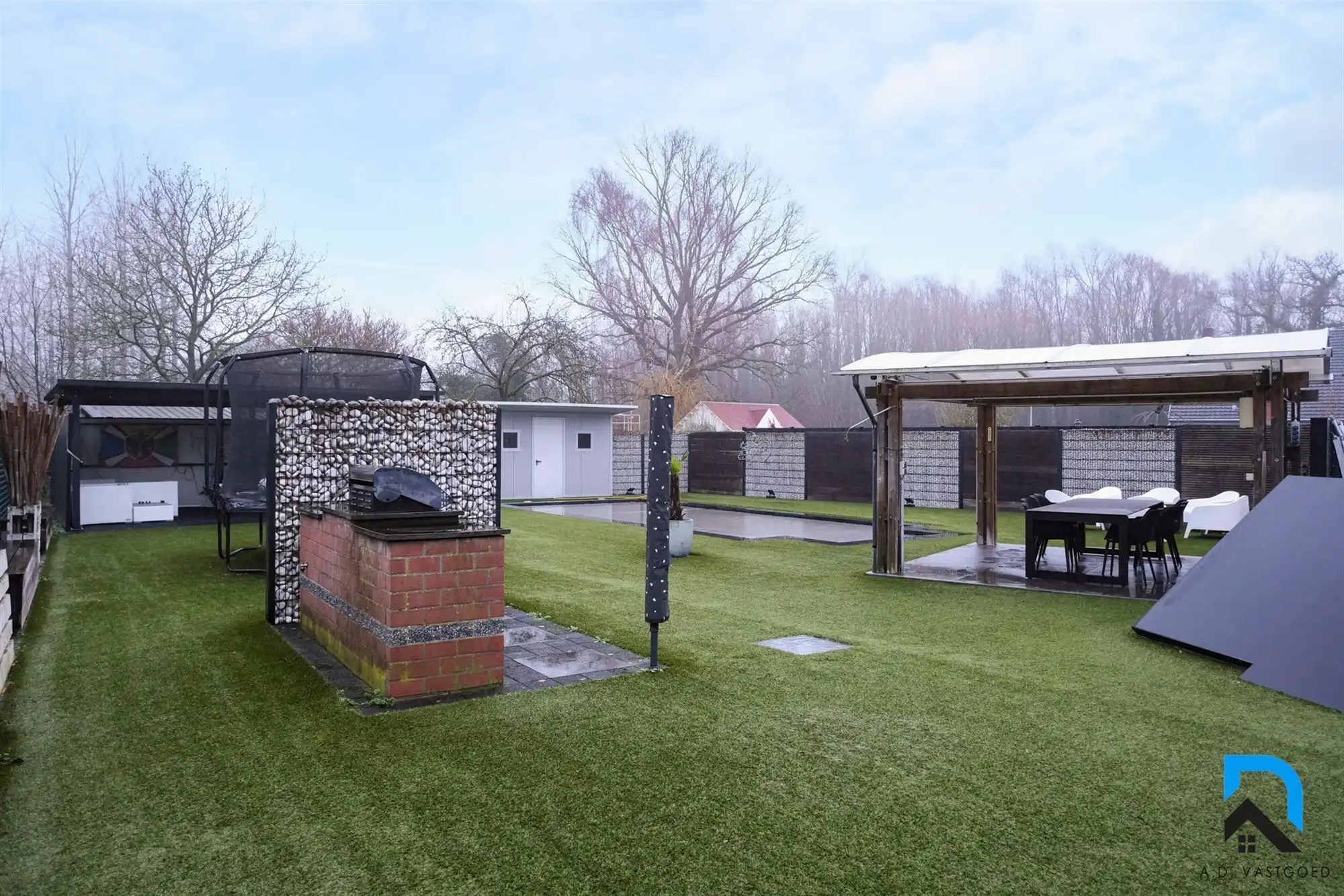 Ruime woning met prachtige tuin foto 33