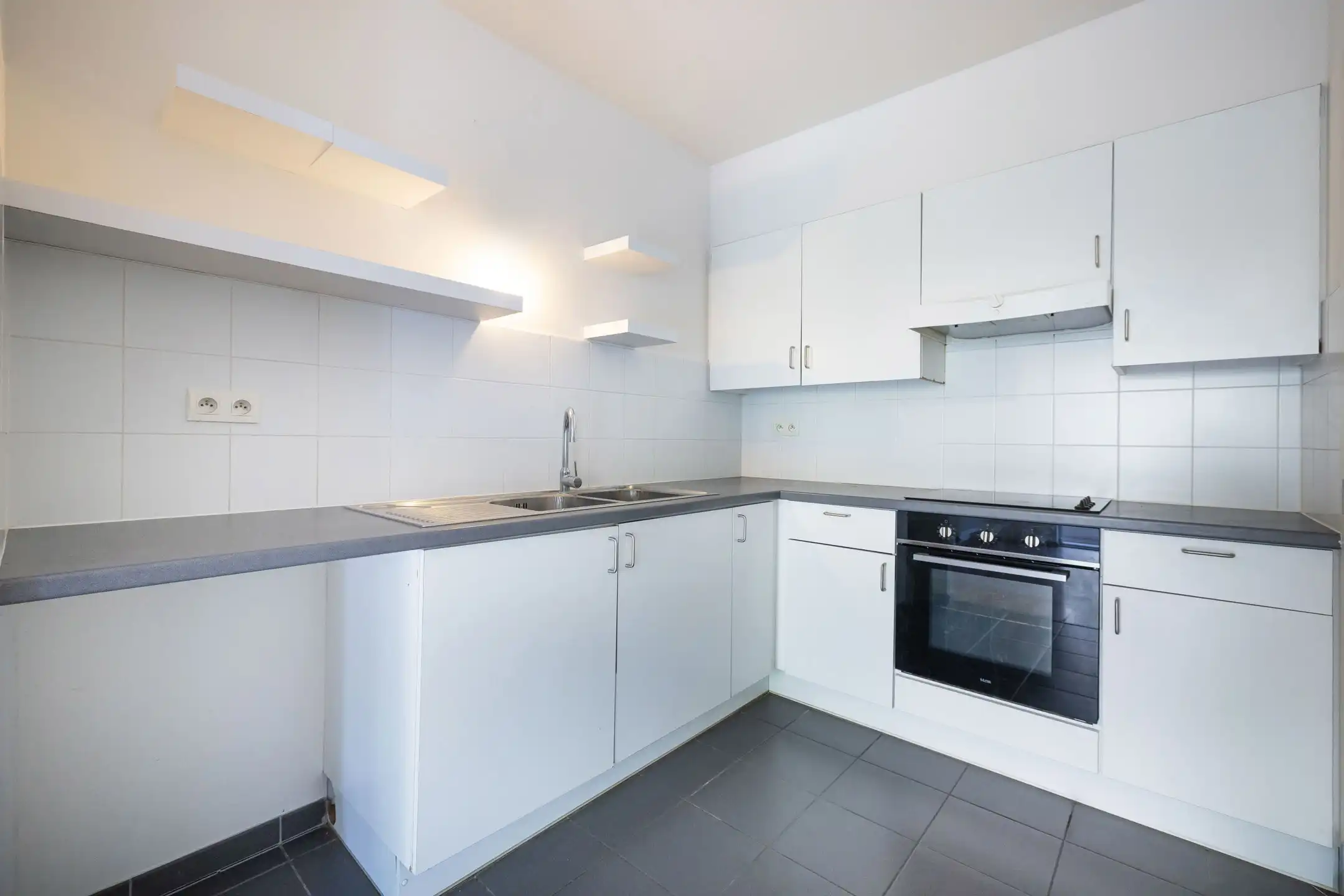 Appartement met 2 slaapkamers + kantoor met terras en P foto 4