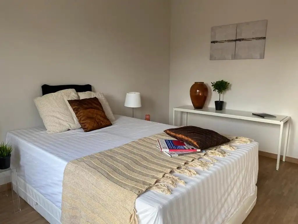 TE HUUR | Instapklaar 2-slaapkamerappartement met ruim terras en garage. foto 13