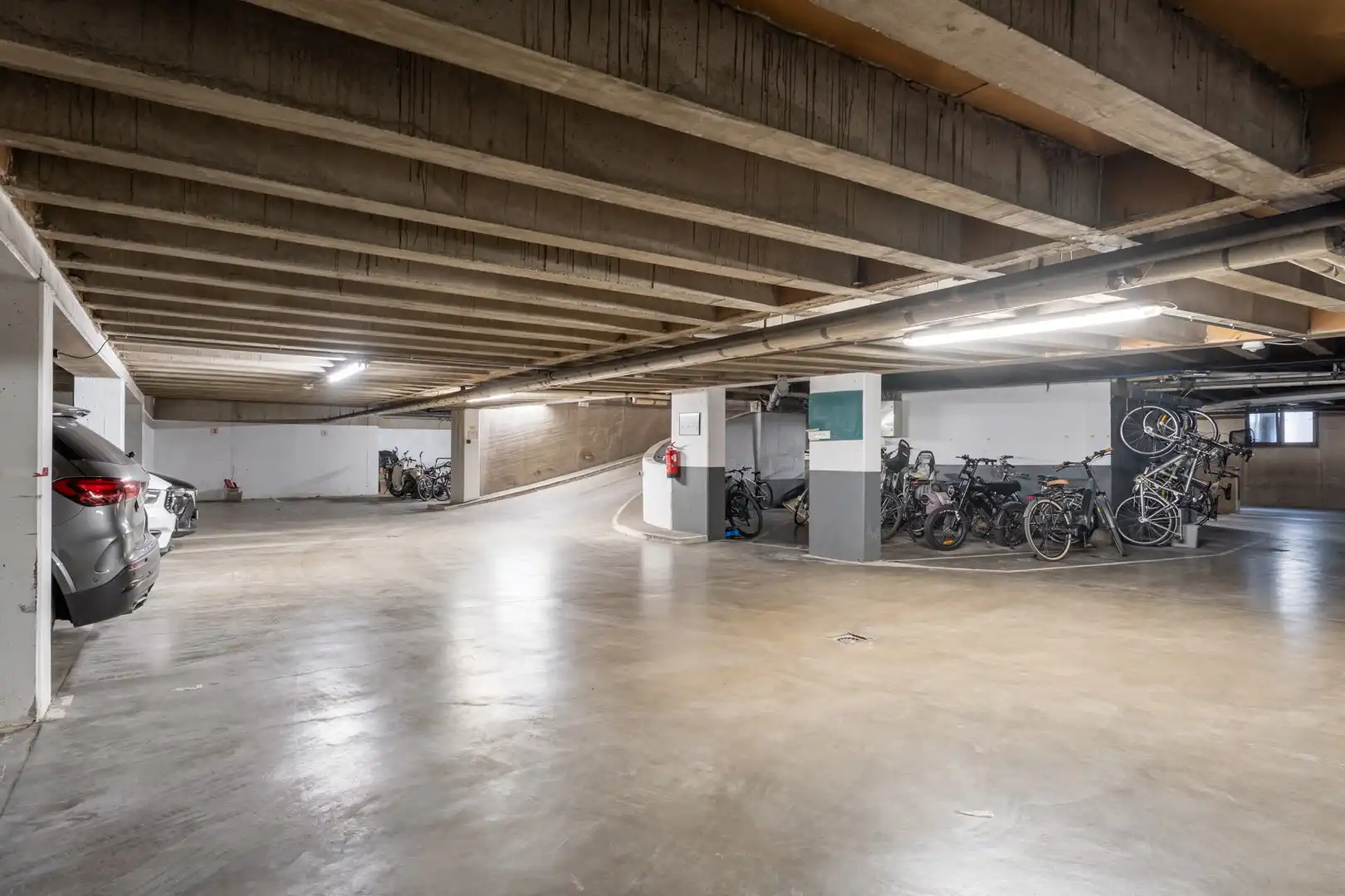 Instapklaar dakappartement met 2 terrassen in centrum Bree foto 27