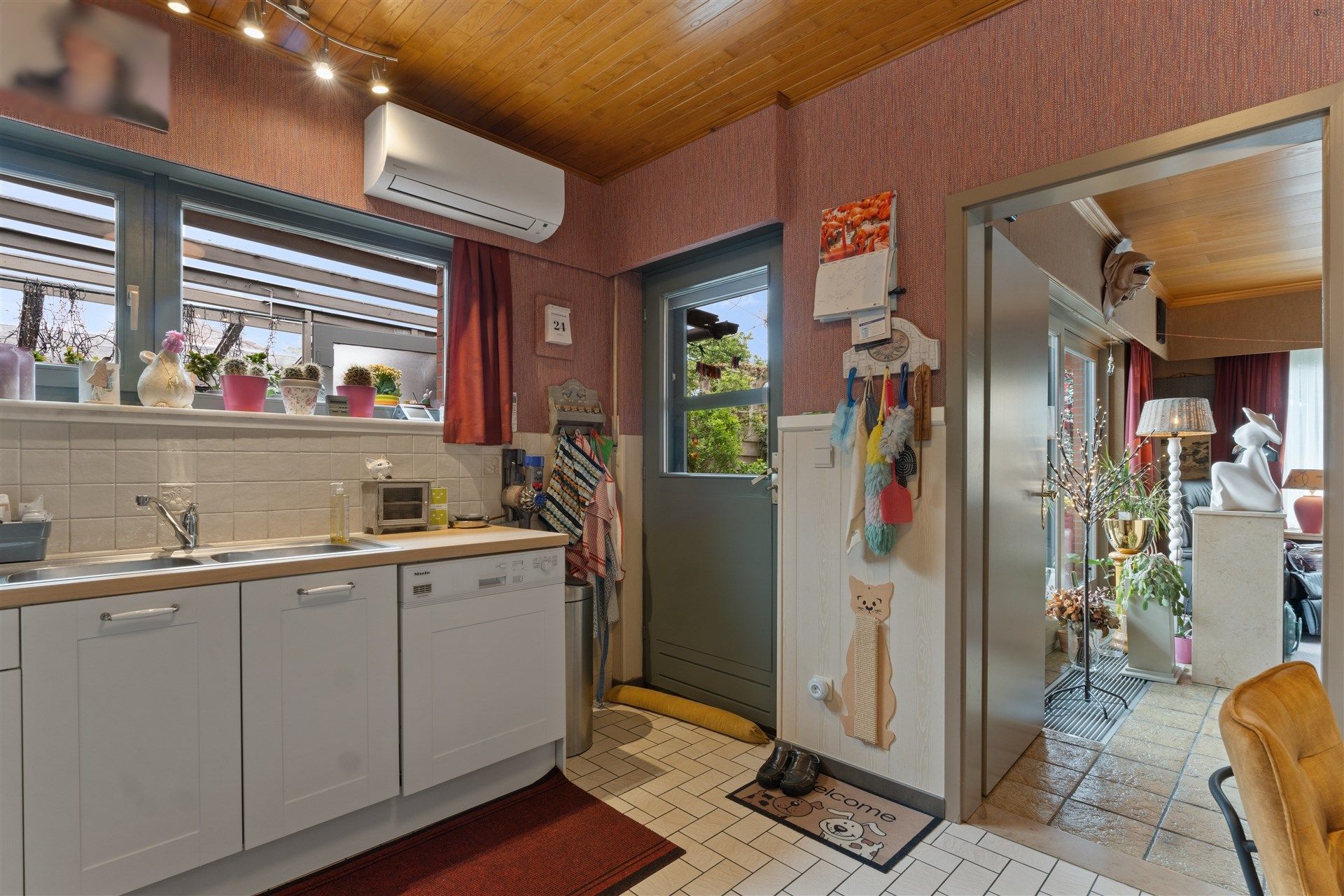 Rustig gelegen bungalow op 578m² grond met 33 zonnepanelen foto 12