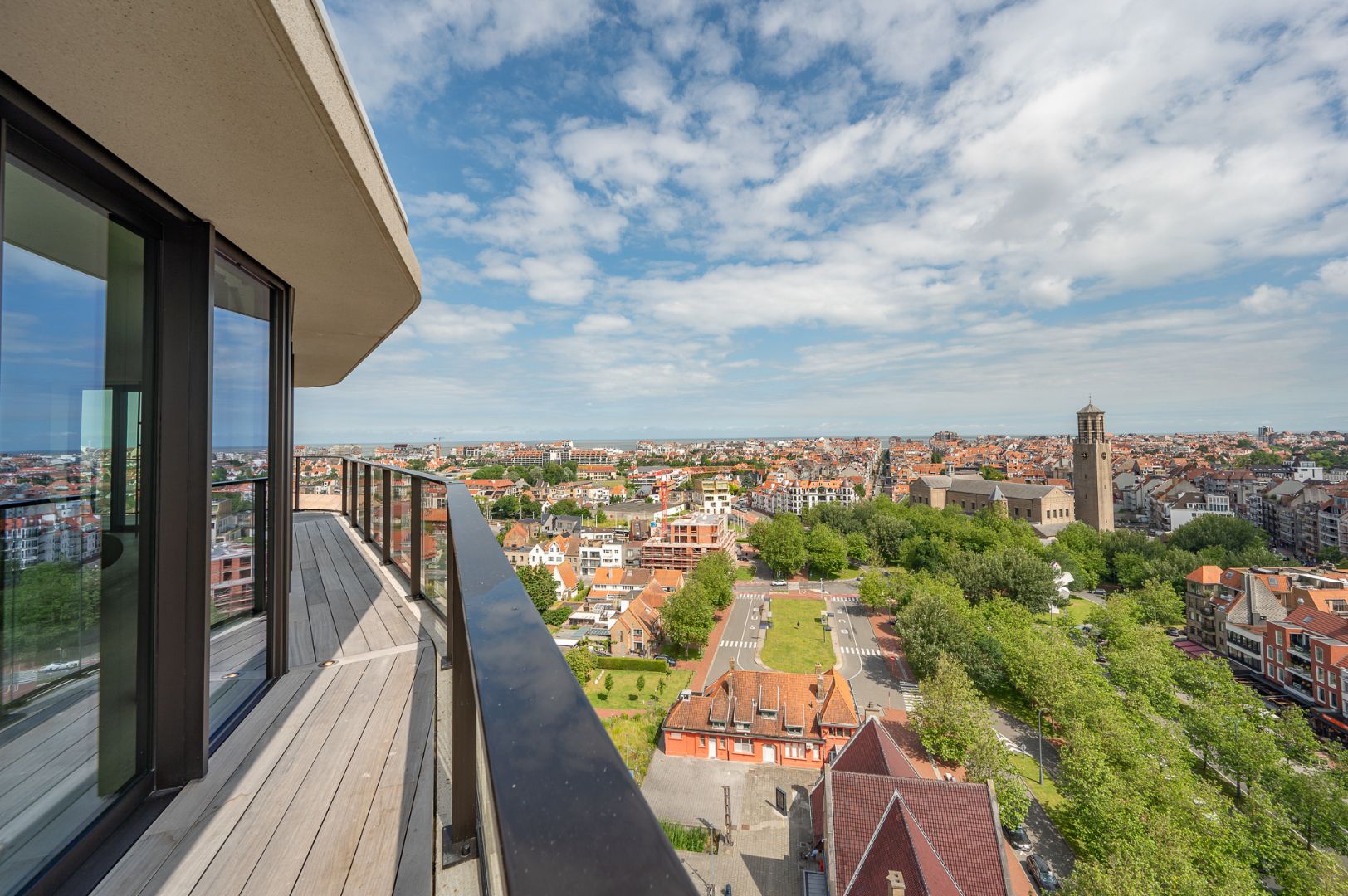 Majestueus hoekappartement met een panoramisch uitzicht in de felbegeerde residentie The Tower foto 32