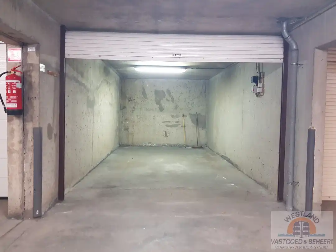 Ruime garagebox met elektriciteit foto {{pictureIndex}}