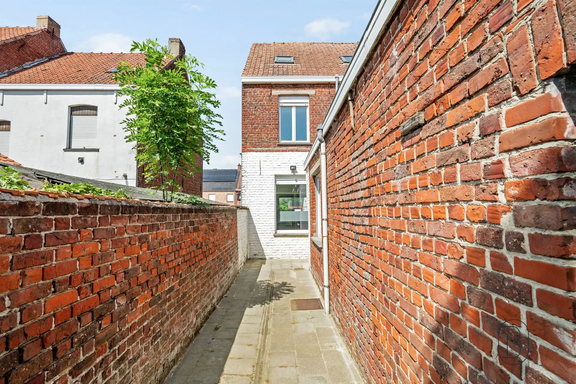 Ruime gezinswoning met 4 slaapkamers en grote tuin! foto 24
