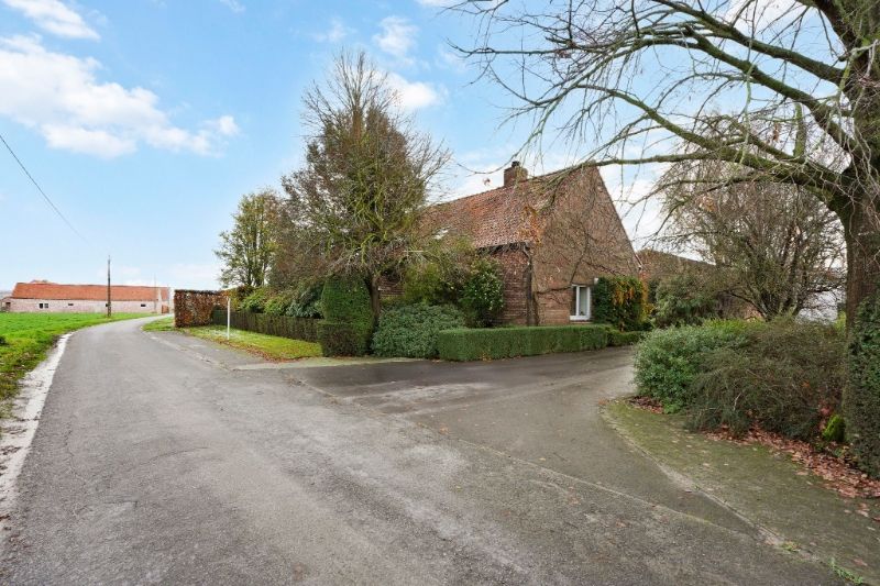 Landelijke woning met loods foto 2