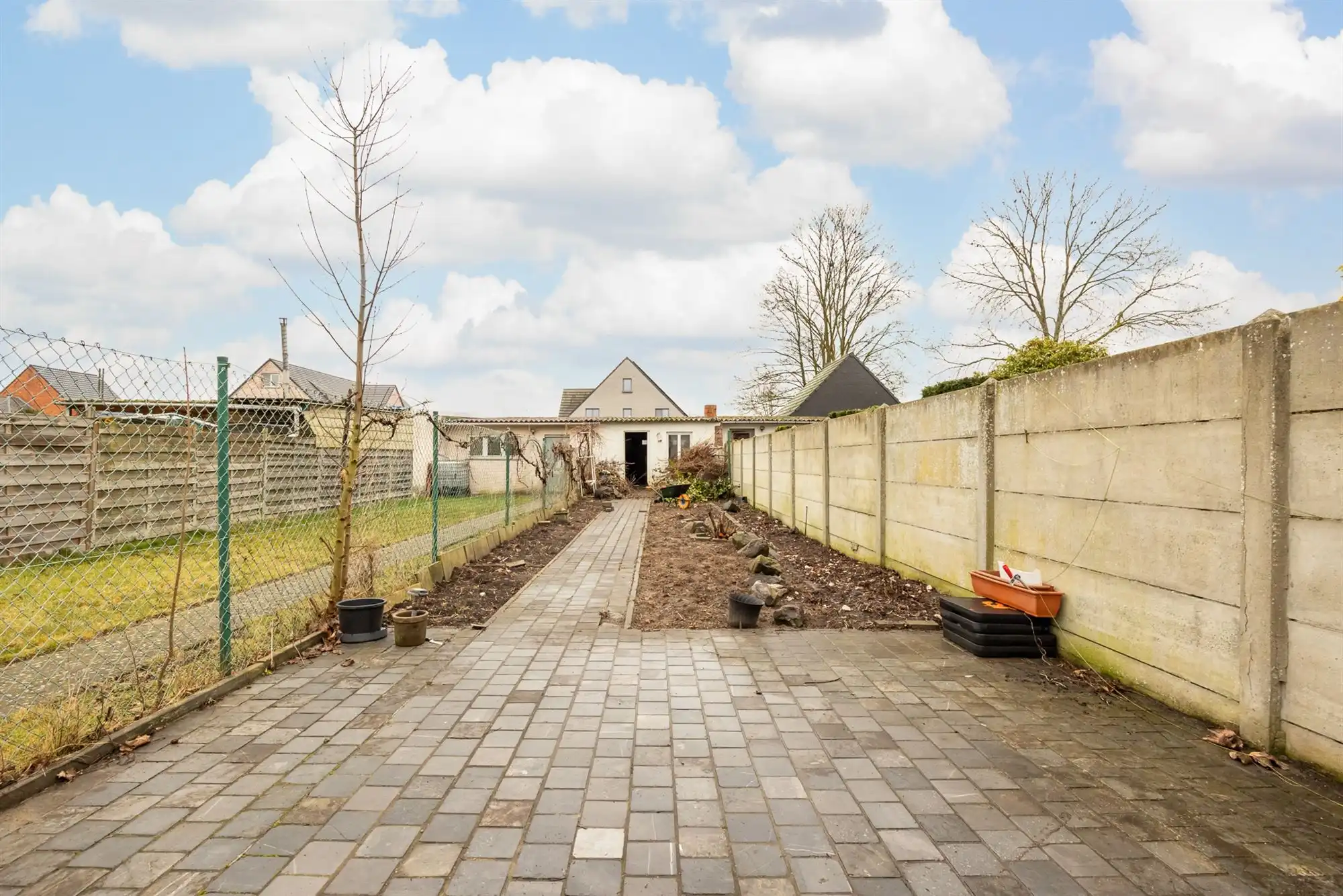 Te renoveren ééngezinswoning met 3 slpkrs, tuin en garage foto 2