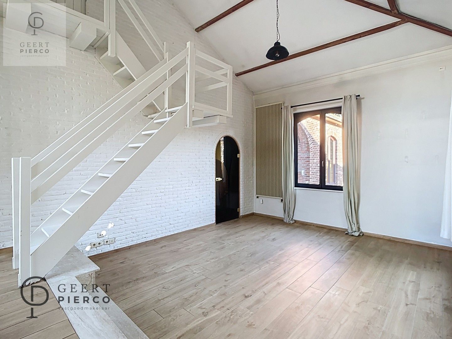 Ruime bungalow met drie slaapkamers en inpandige garage op een perceel van 10a37ca. foto 8