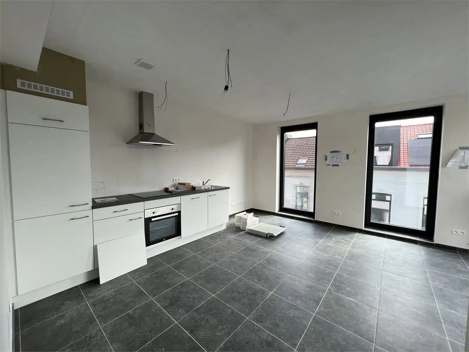 Zeer ruime nieuwbouw studio met slaaphoek, terras en ruime ondergrondse autostaanplaats te huur in het centrum van Leuven foto 2