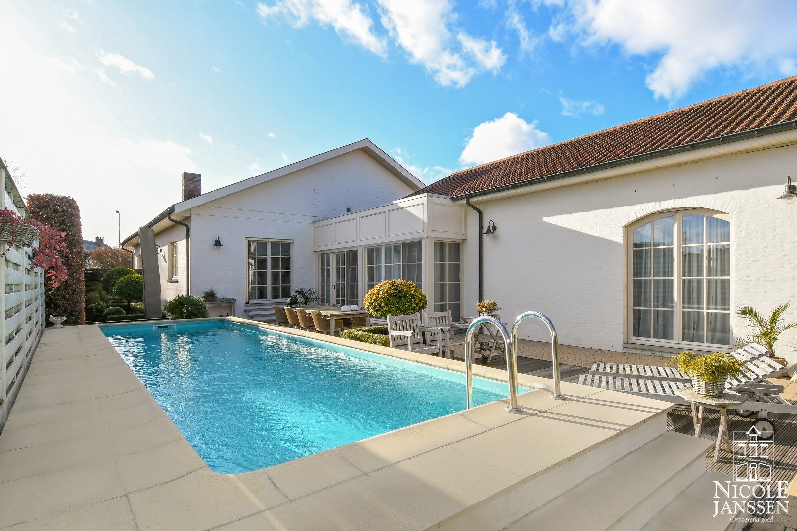 Verrassend ruime woning met bijgebouw en mooie tuin met zwembad foto 30