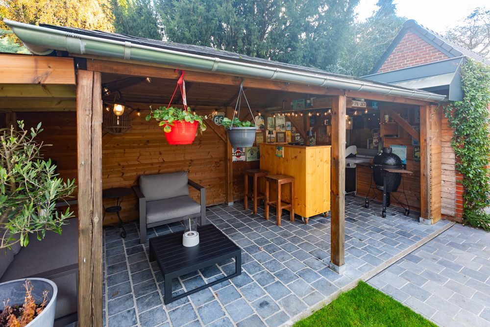 Halfopen woning met tuin, garage en pergola foto 4
