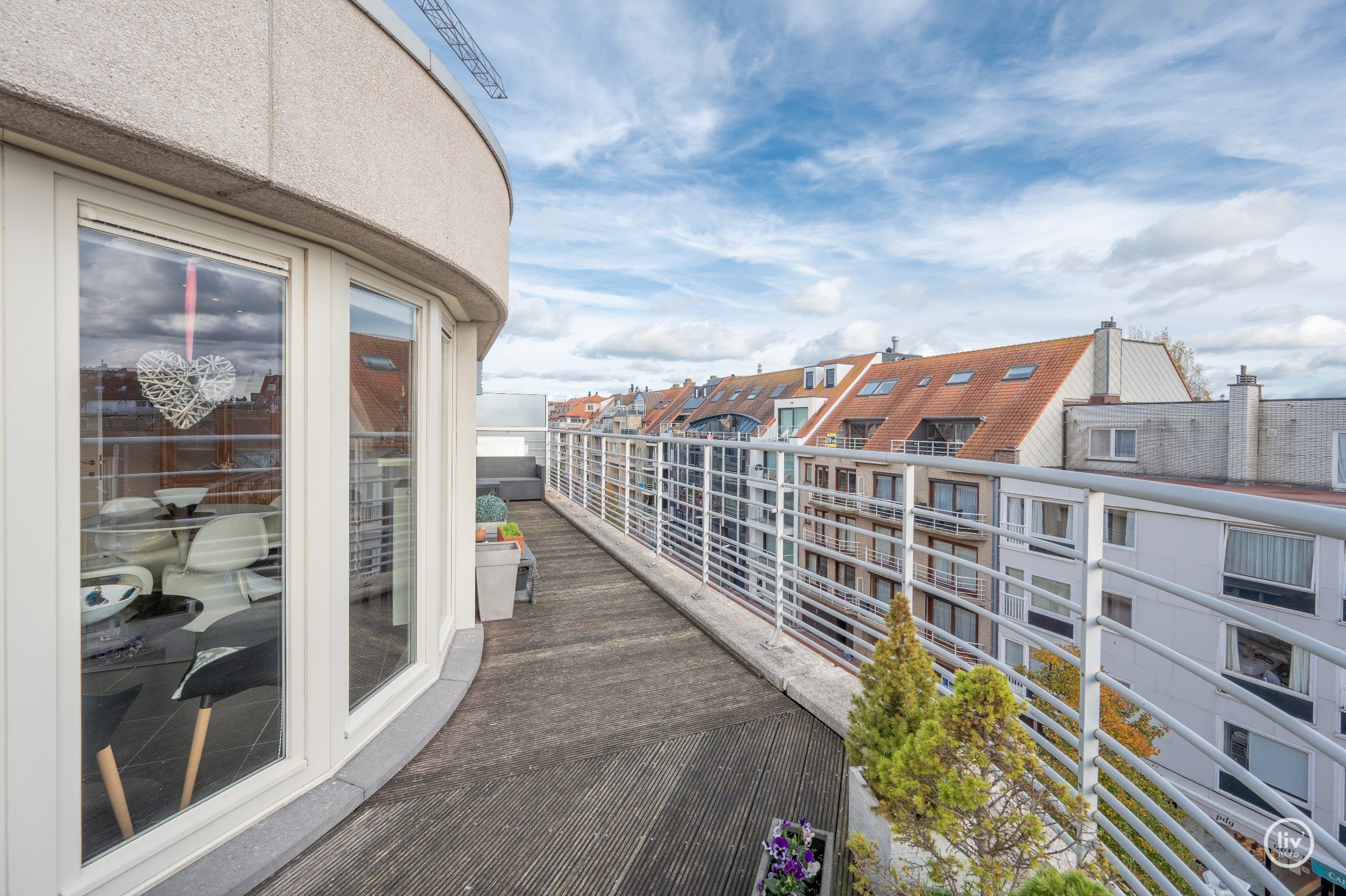 Magnifieke HOEKduplex met mooie terrassen centraal gelegen op de Parmentierlaan te Knokke.  foto 2