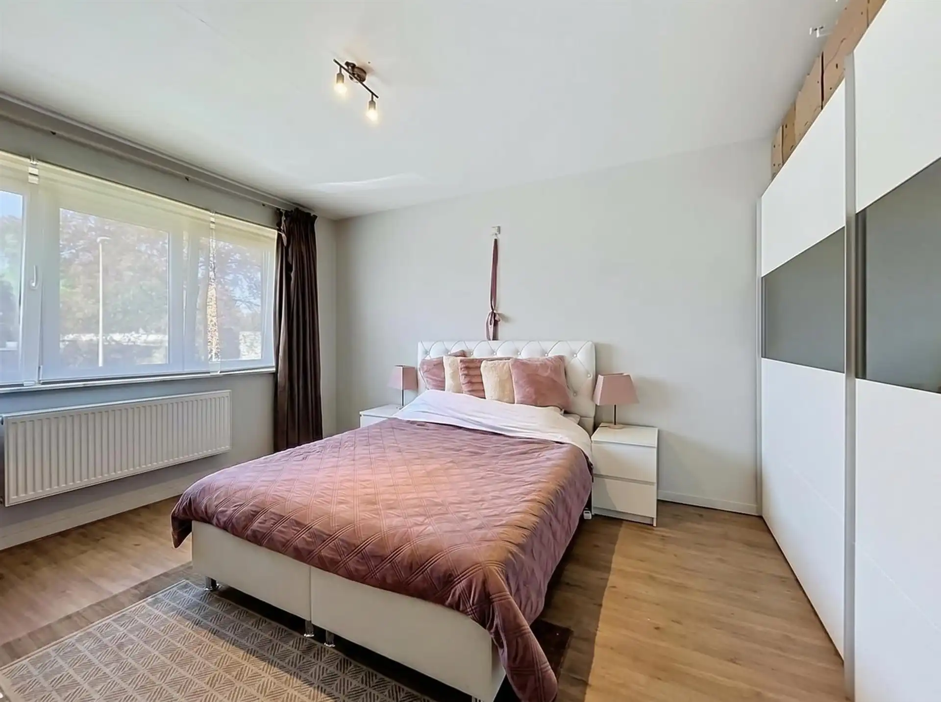 Half open bebouwing met 3 slaapkamers en garagebox op toplocatie!! foto 8