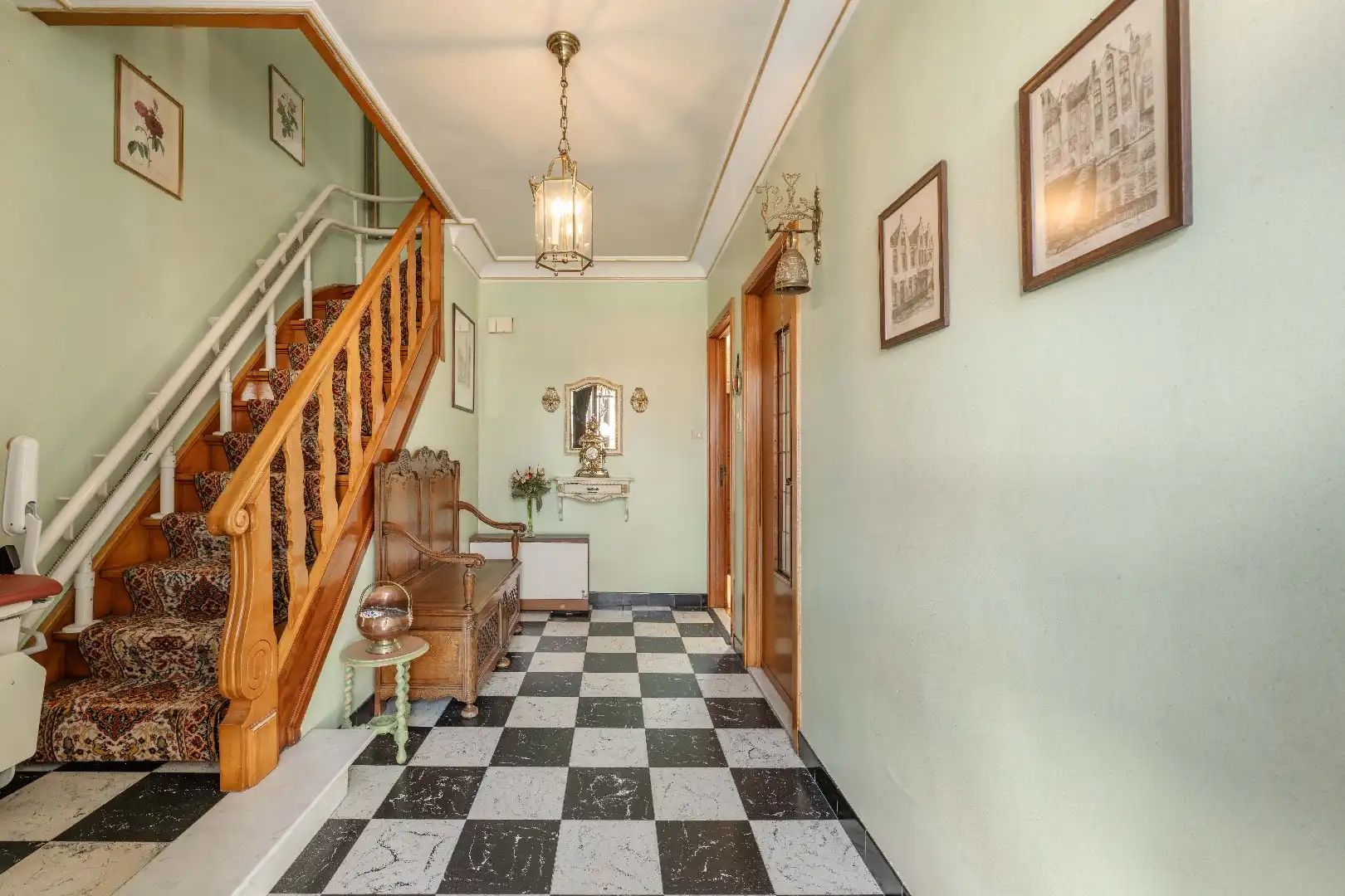 RUSTIG GELEGEN WONING MET DUBBELE GARAGE EN UITWEG!! foto 2