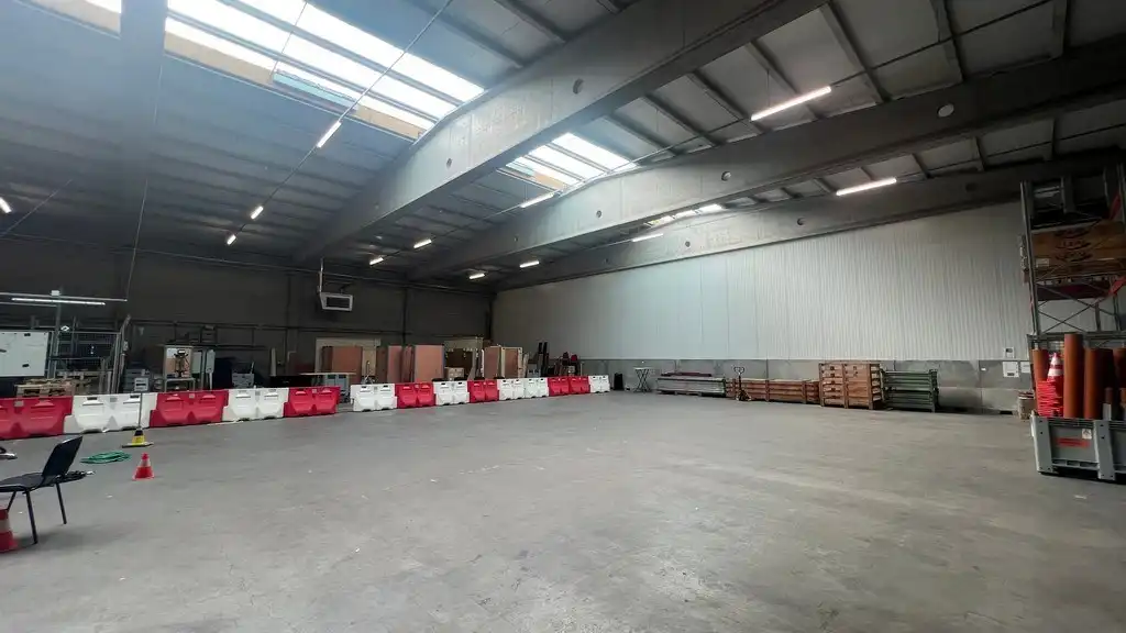 Loods met kantoren te huur in haven van Gent foto 6