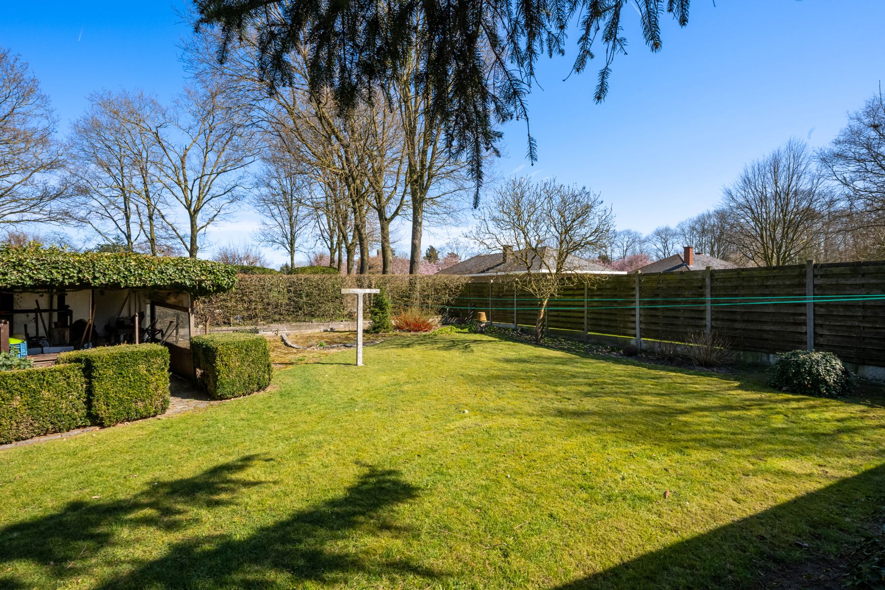 Ruime bungalow met veel potentieel en grote tuin! foto 16