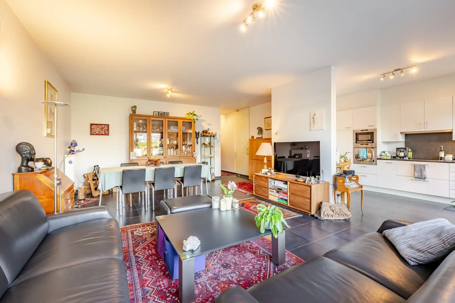 Topappartement met 2 slaapkamers en tuin! foto 2