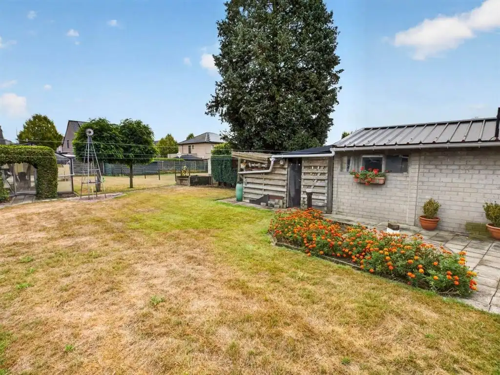 Verzorgde, vrijstaande woning, op te frissen naar eigen smaak foto 9