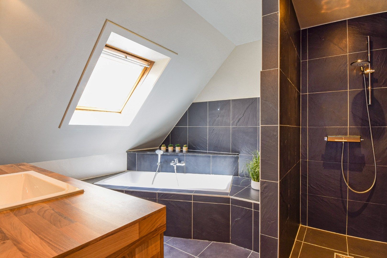 Stijlvol afgewerkte woning met tuin, zwemvijver en uniek zicht foto 12