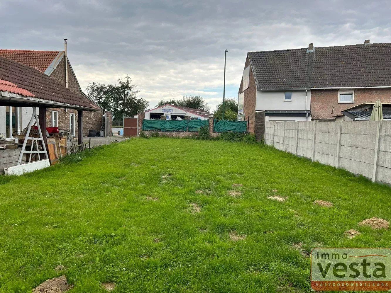 Ruim perceel bouwgrond in verkavelingsproces foto {{pictureIndex}}