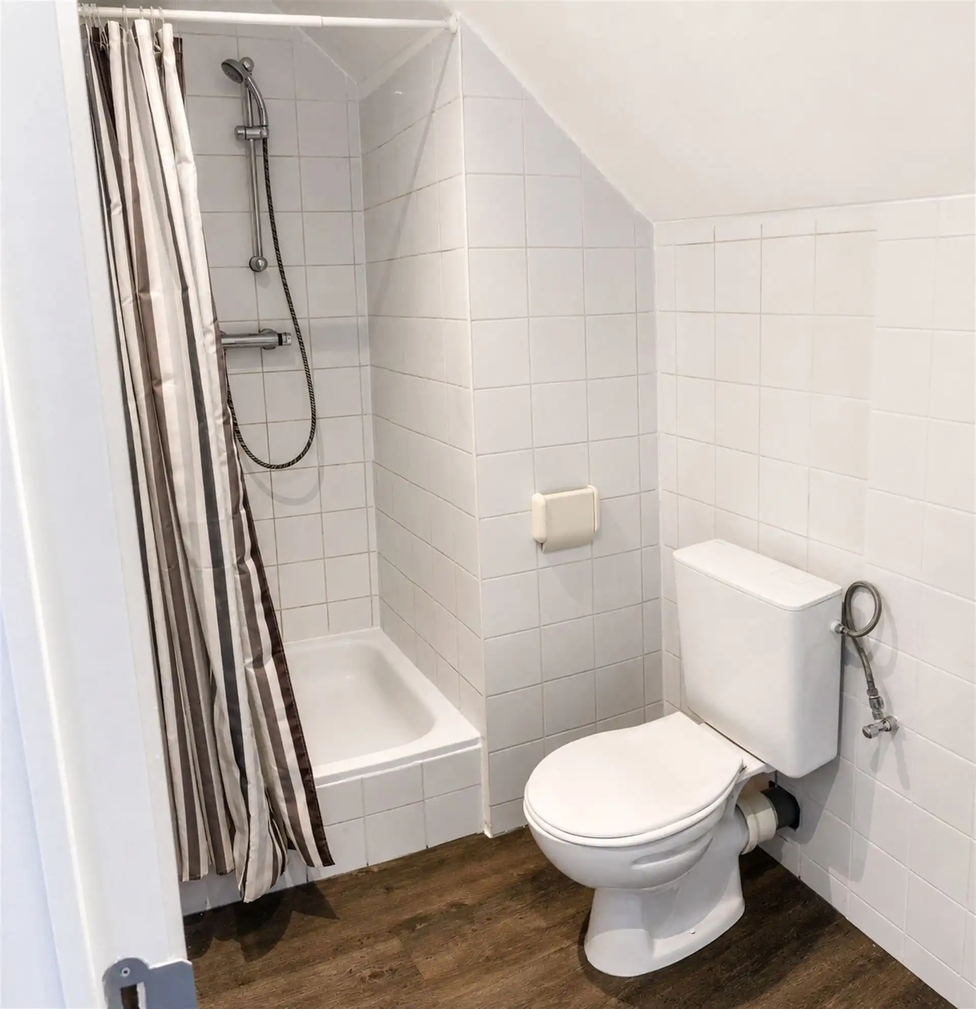 Studentenhuis met 3 koten met eigen badkamer en keuken. foto 21