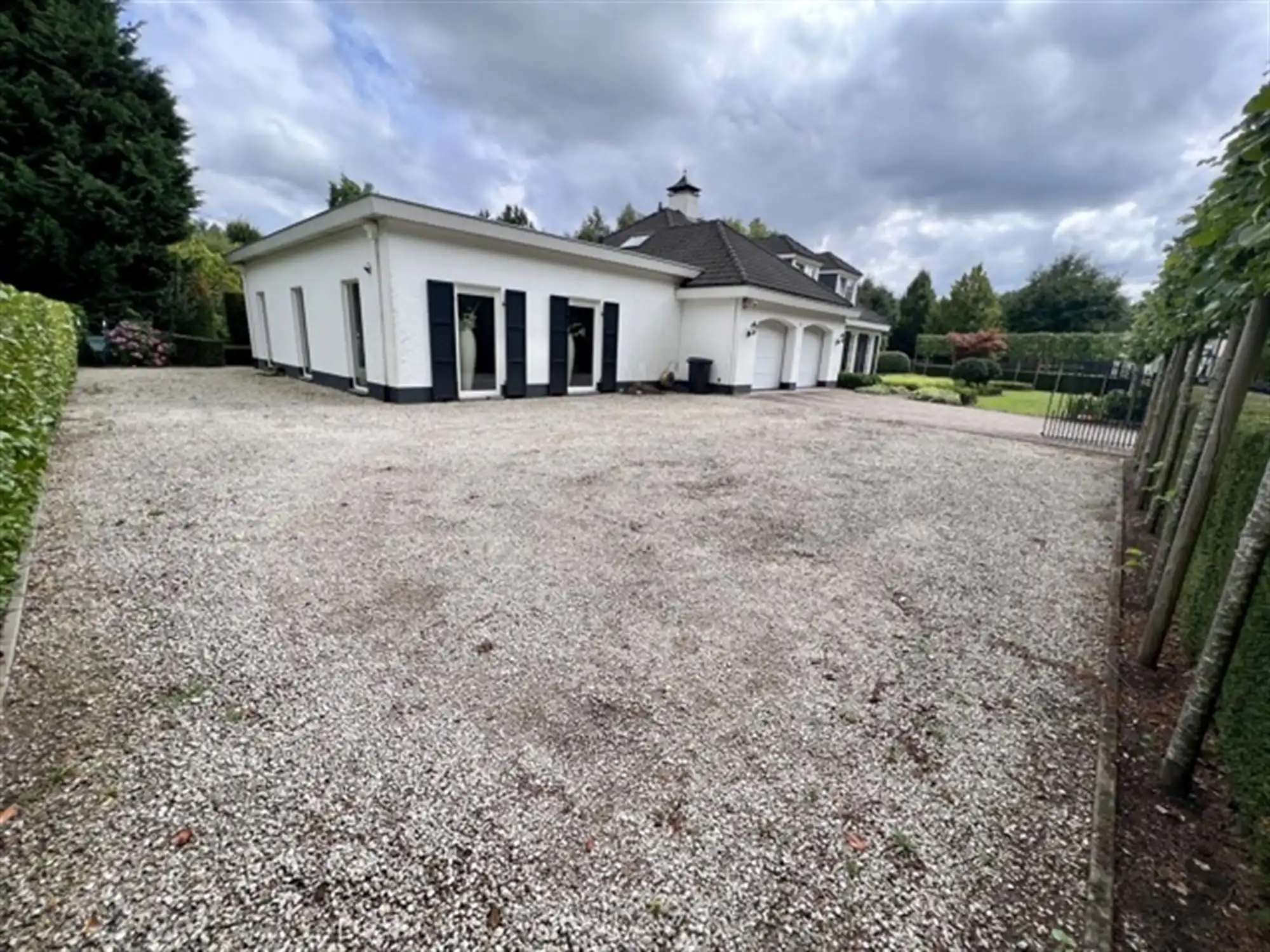 Villa met binnen en buitenzwembad foto 32