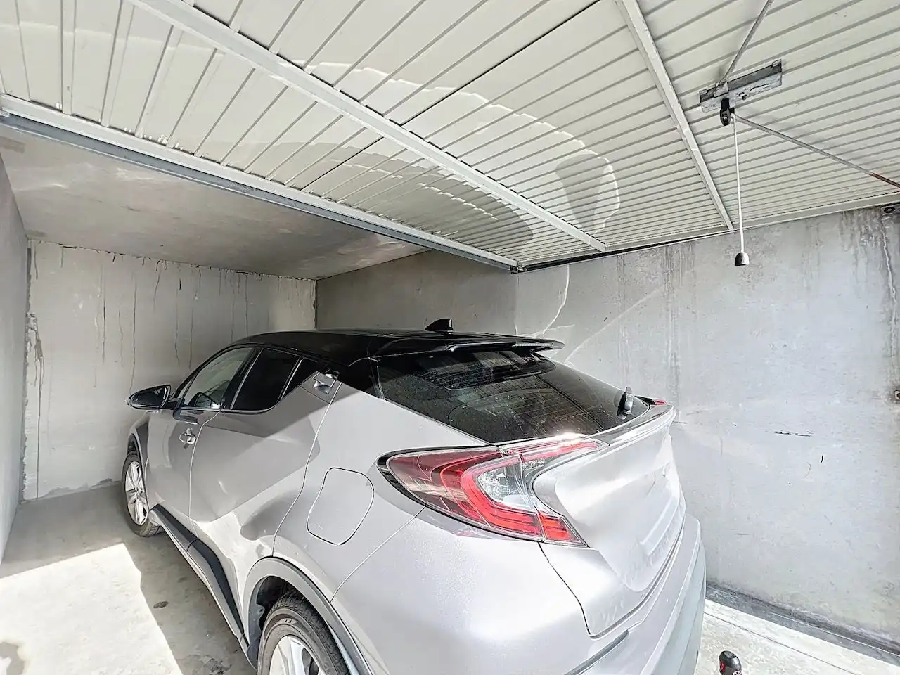 Afgesloten garage in de Peter Benoitlaan, makkelijk inrijdbaar. foto 8