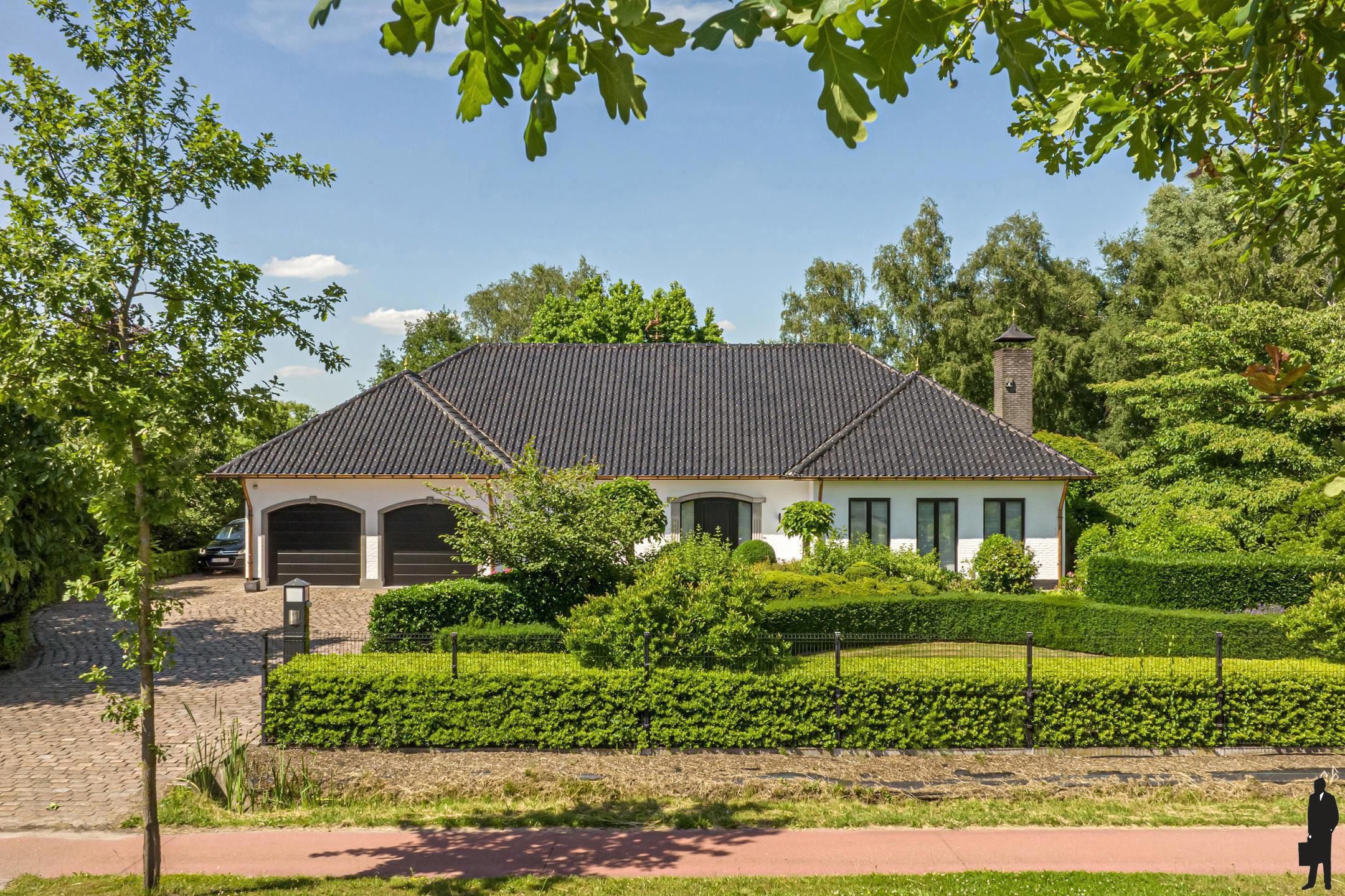 Gerenoveerde (2022-2024) villa met 4 slpk, 2 bdk. op 3327 m². foto {{pictureIndex}}