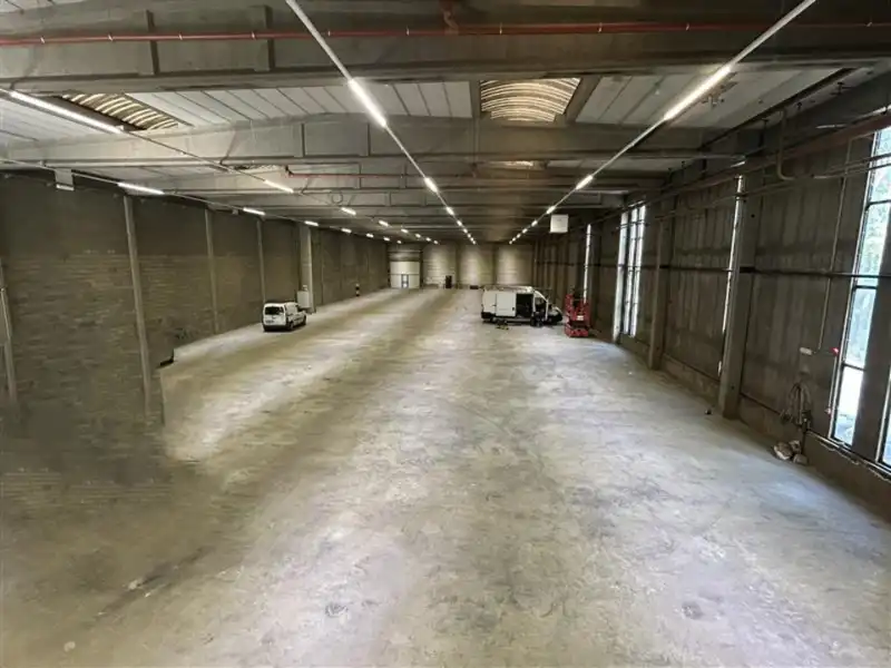Logistiek gebouw te huur foto 4
