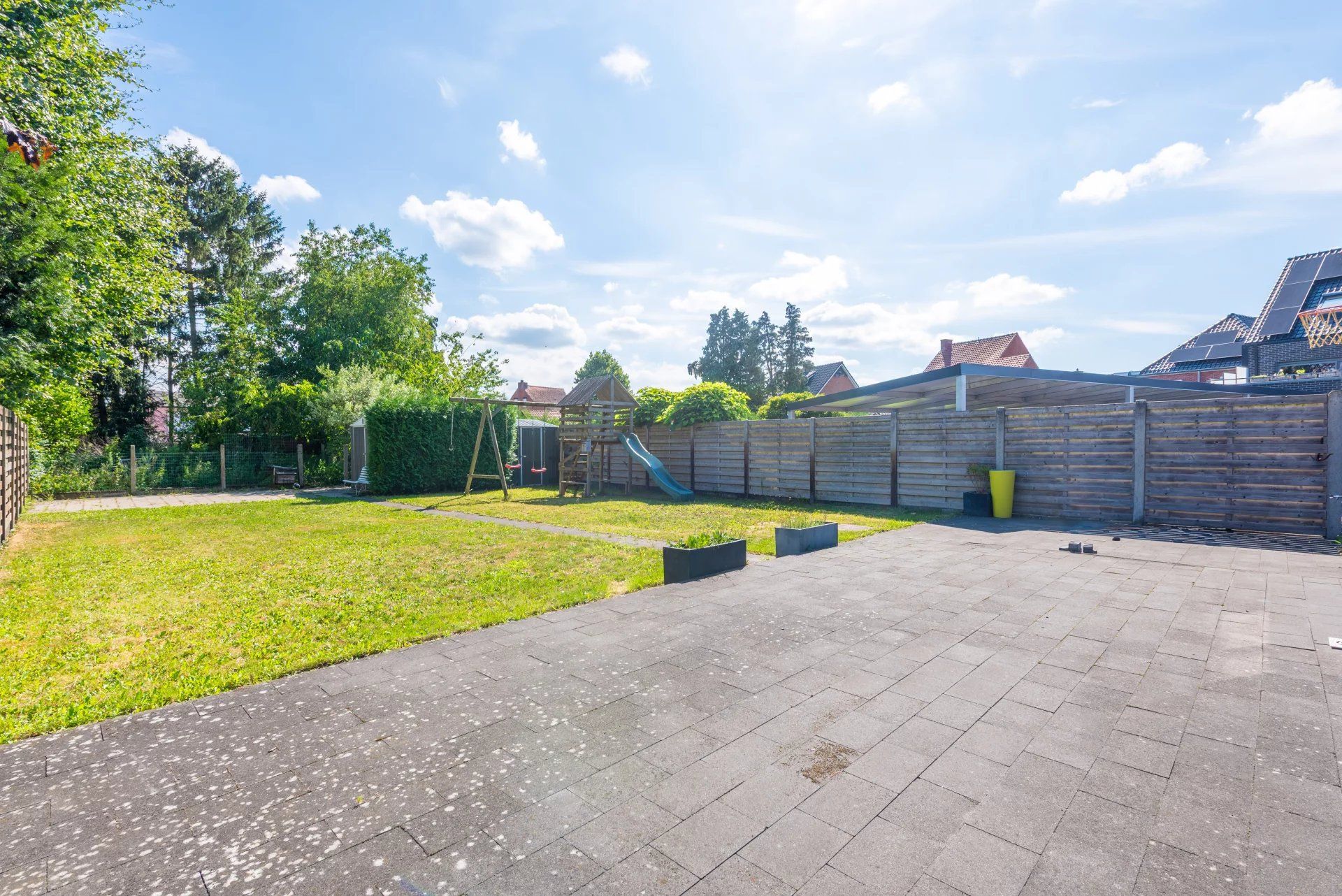 Moderne instapklare woning met 3 slaapkamers op mooi perceel. foto 4