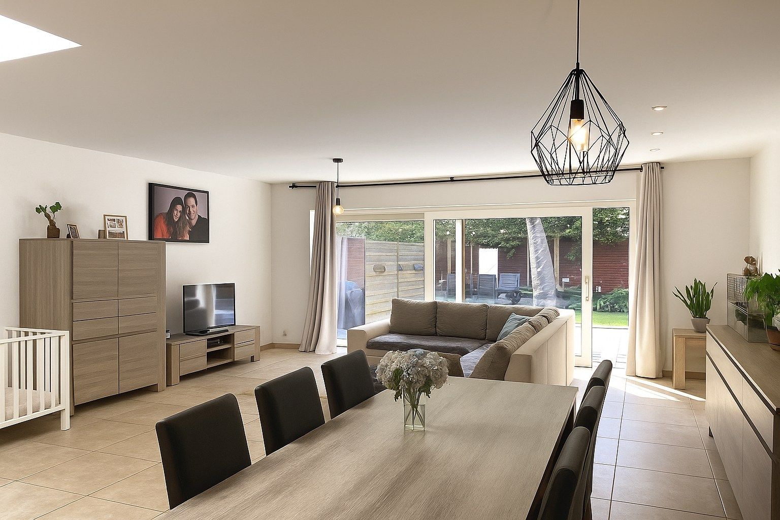 INSTAPKLARE RIJWONING MET 3 SLAAPKAMERS, GARAGE EN TUIN foto 2