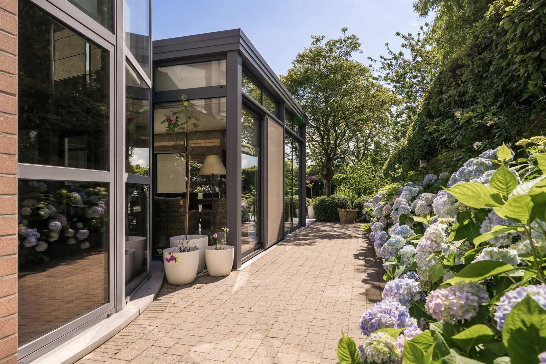 Prachtige ruime villa in groene oase foto 26