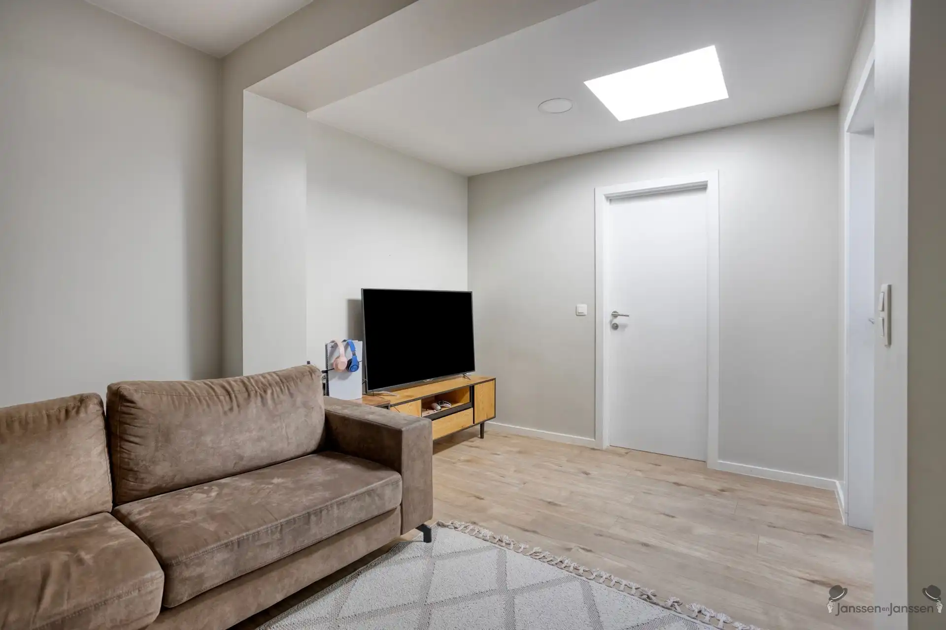 Volledig gerenoveerde HOB op topligging aan rustig pleintje te Genk foto 9