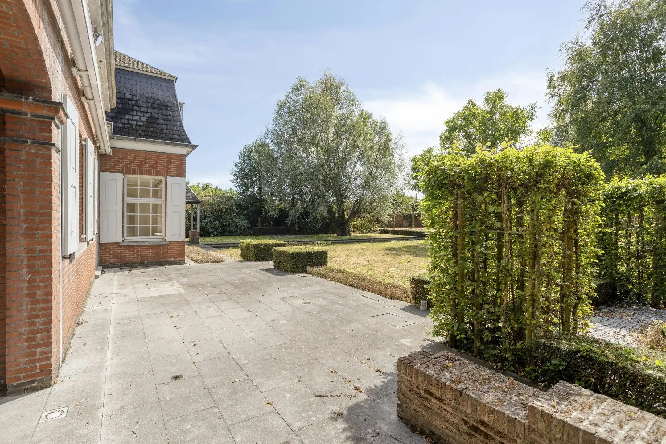 Unieke villa te koop in Zwevezele met prachtige tuin foto 7