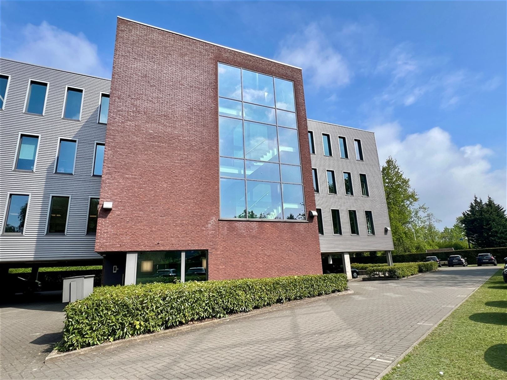 Instapklare kantoren in Zele met ruime parking foto 11
