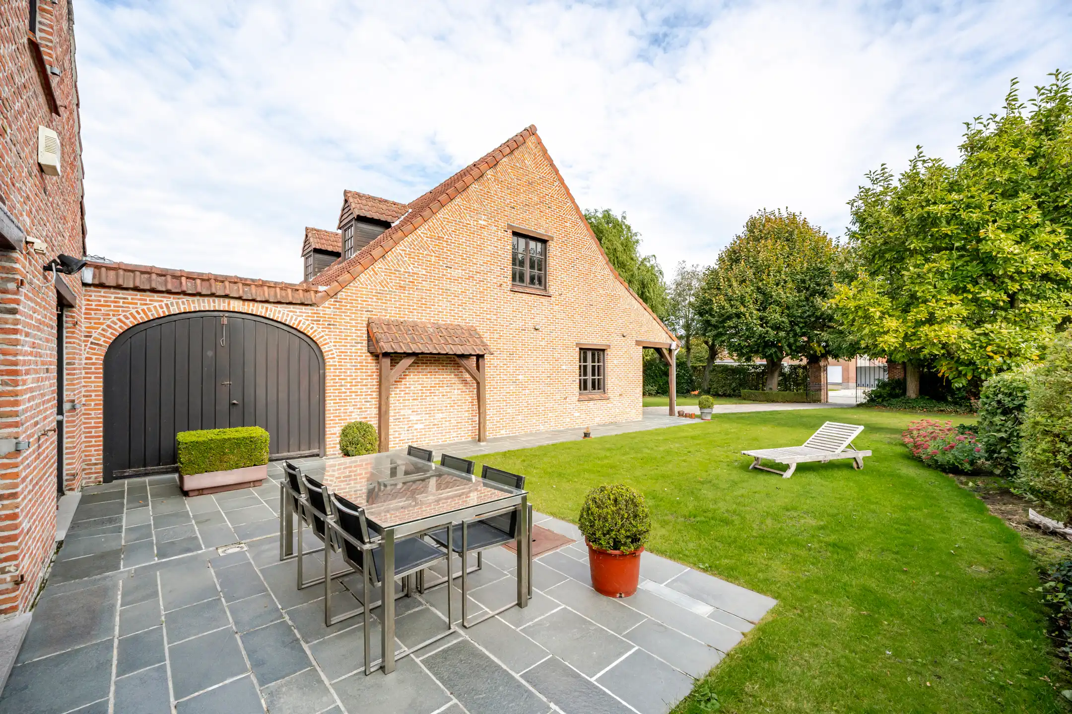 Charmante herenwoning met uitweg achteraan (3 garages).  foto 2