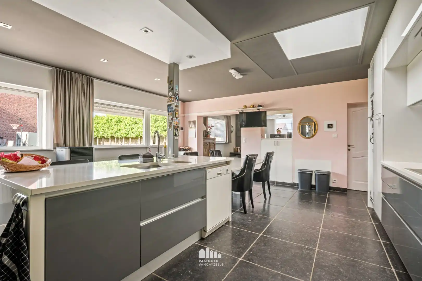 Instapklare halfopen woning met 5 slaapkamers, dubbele garage en zonnige tuin in Komen-Waasten. foto 11