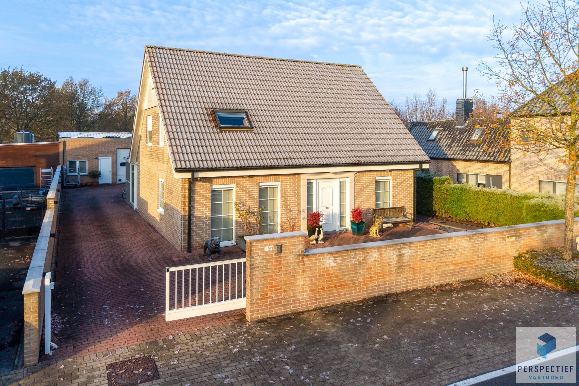 Statige, ruime villa met loods en ingerichte studio in een rustige omgeving foto 2