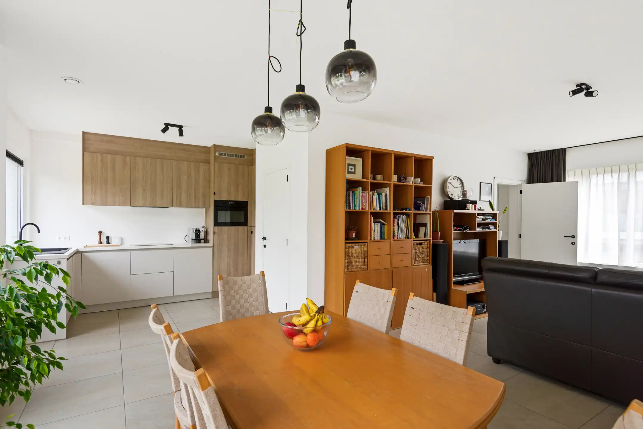 Moderne, instapklare Bungalow met 4 slpk. en 2 badk. en bijgebouw op 12 are 30 ca foto 4