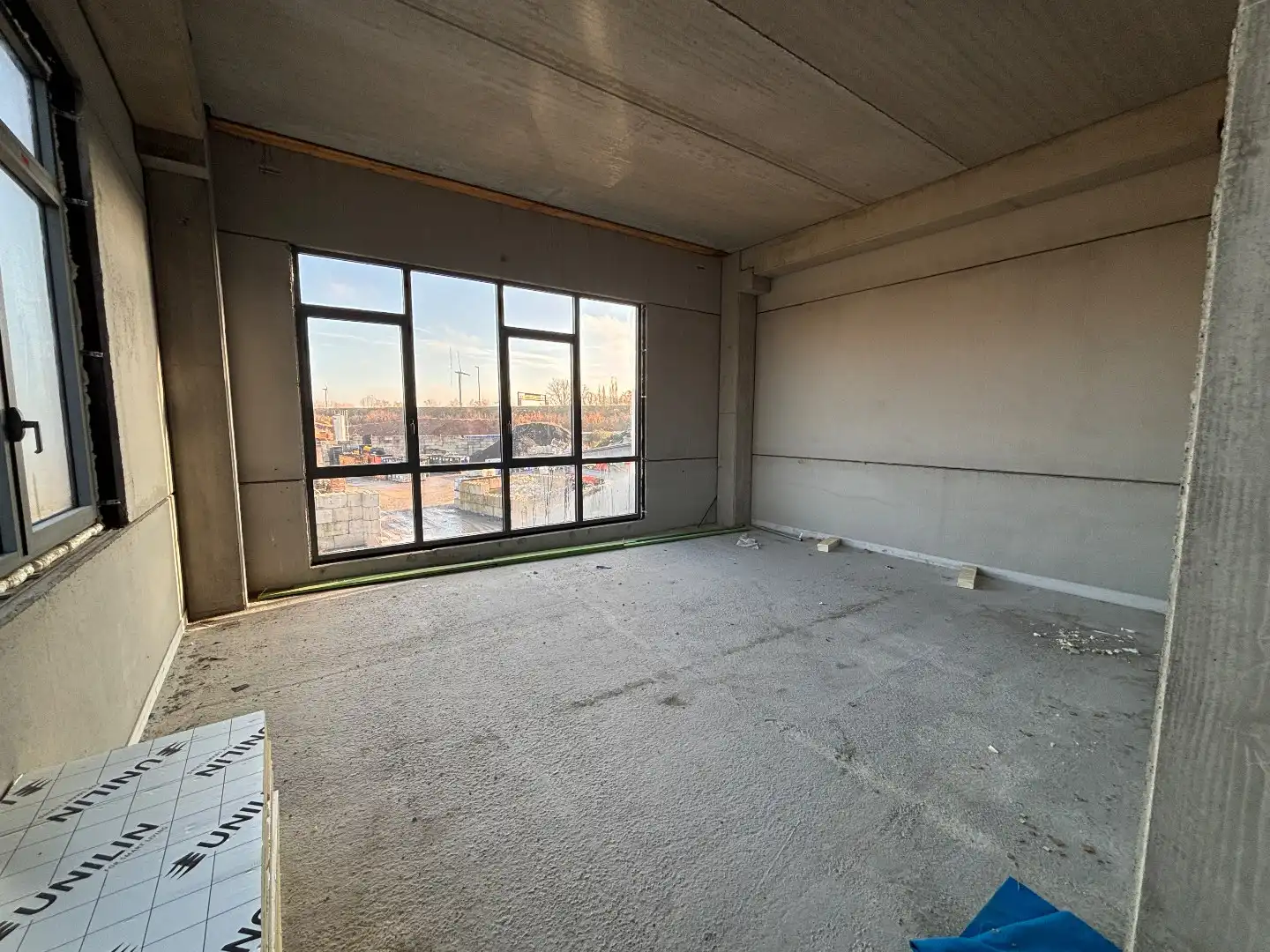 Logistieke bedrijfshal - 6834 m² & 350m² kantoren - met mogelijkheid tot 1200 m² extra kantoren. Superligging! foto 8