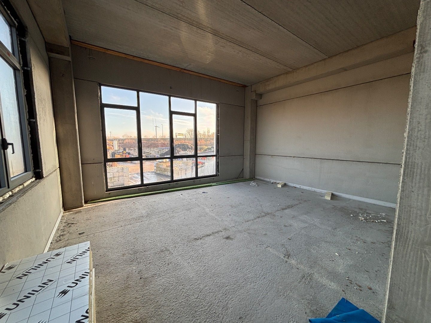 Logistieke bedrijfshal - 6834 m² & 350m² kantoren - met mogelijkheid tot 1200 m² extra kantoren. Superligging! foto 8