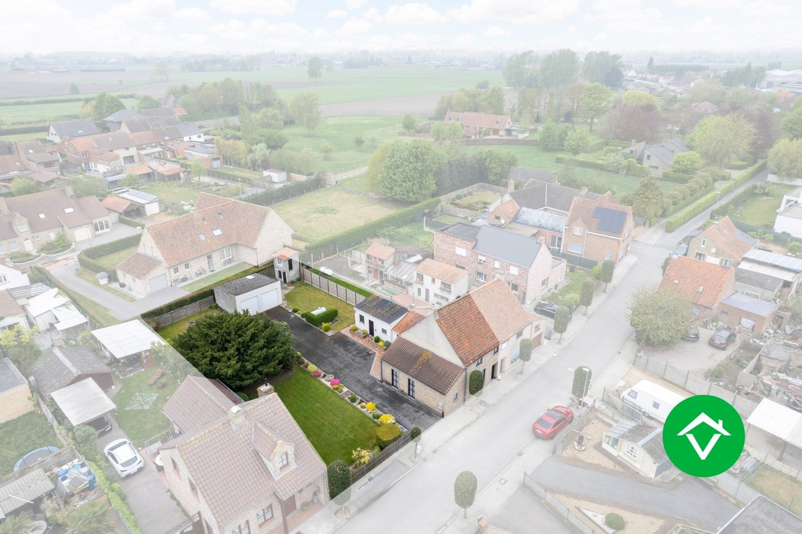 Hoofdfoto van de publicatie: Woning met 4 slaapkamers en dubbele garage en naastliggend stuk bouwgrond in rustige straat te Koekelare 