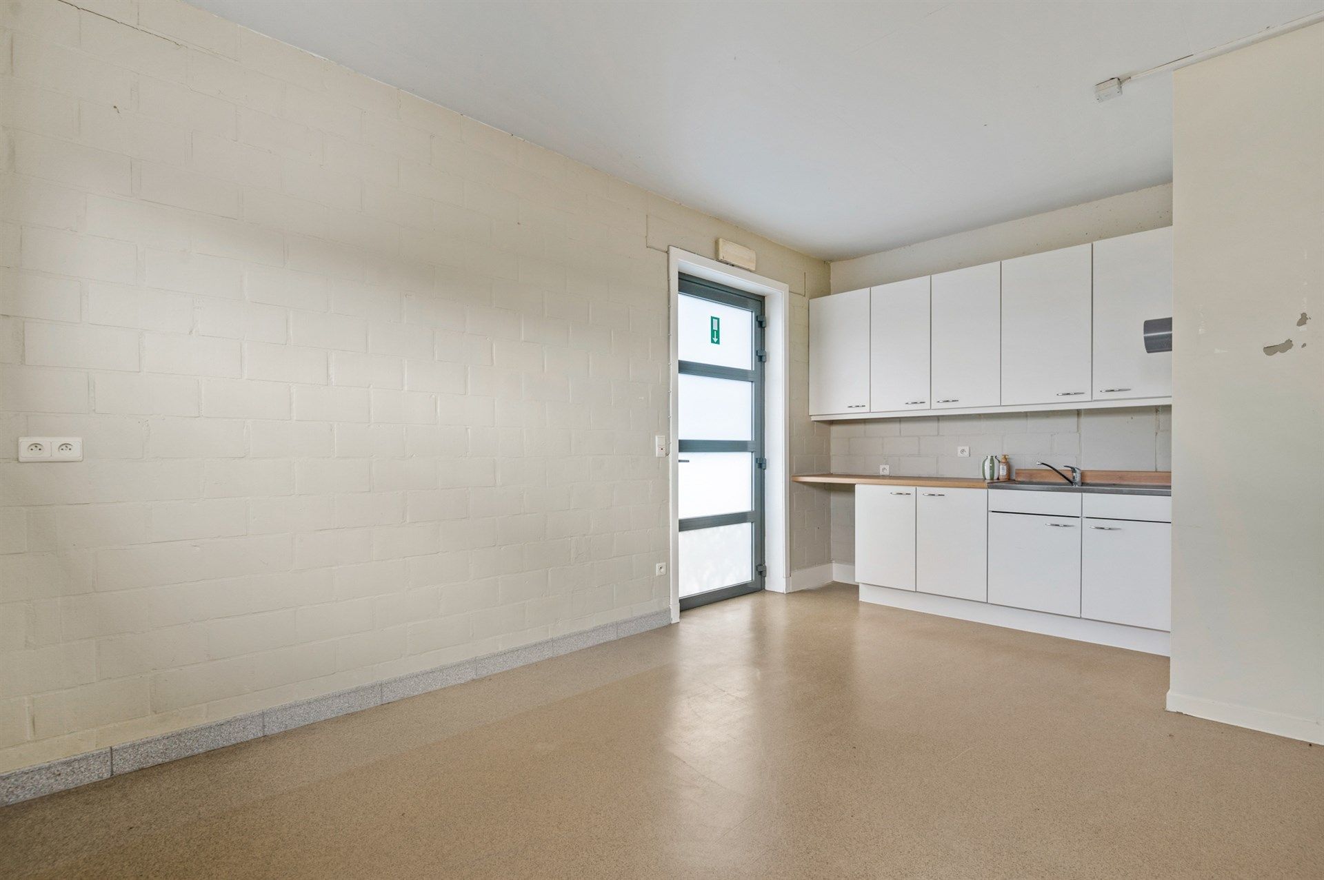 Handelspand met ruim appartement op een toplocatie in Sint-Gillis-Waas foto 4