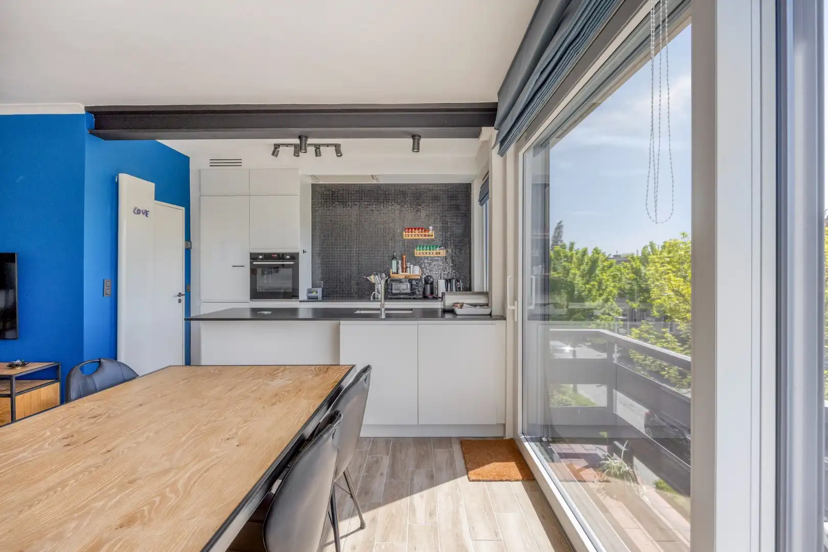 Hedendaags 2 slpk appartement met garage foto 6