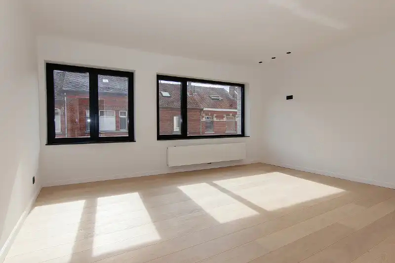Geslaagde totaalrenovatie met 4 slaapkamers, 2 badkamers, zonnig terras, omheinde tuin en toegang achteraan foto 14